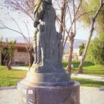 Памятник на площади перед церковью