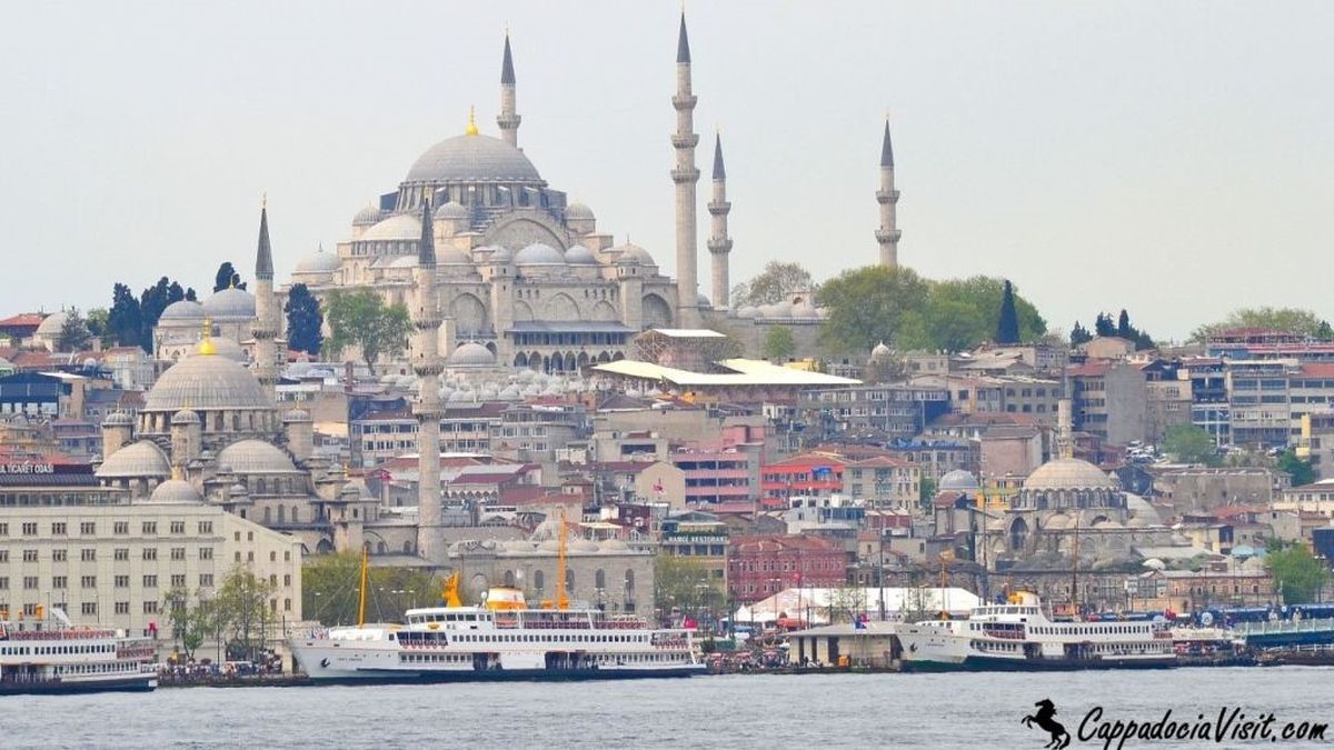 Мечети Стамбула - Сулеймание и влево Новая мечеть