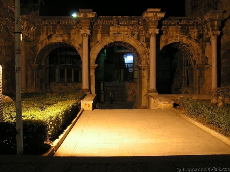 Ворота Адриана в Анталии