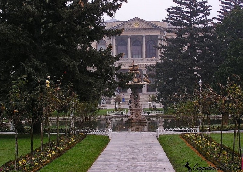 Главный вход дворца Долмабахче и Лебединый фонтан