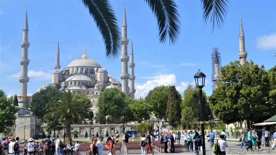 Голубая мечеть считается одним из самых знаменитых сооружений Турции