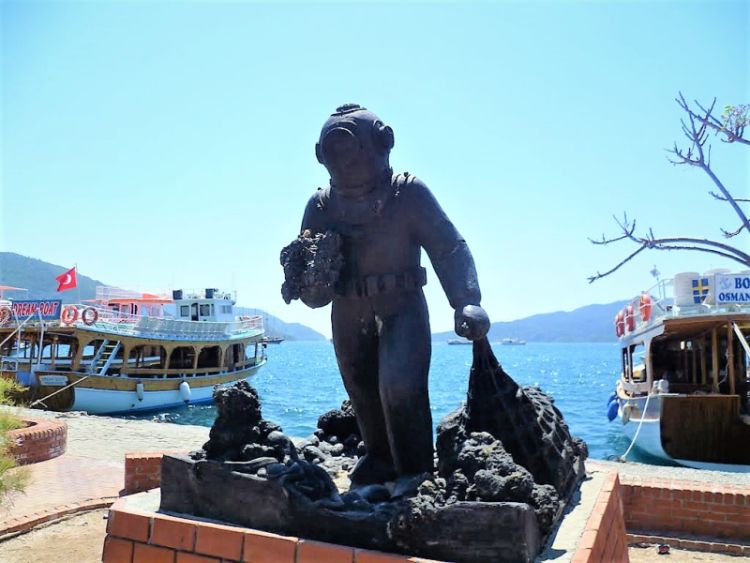 Памятник неизвестному ныряльщику за морскими губками