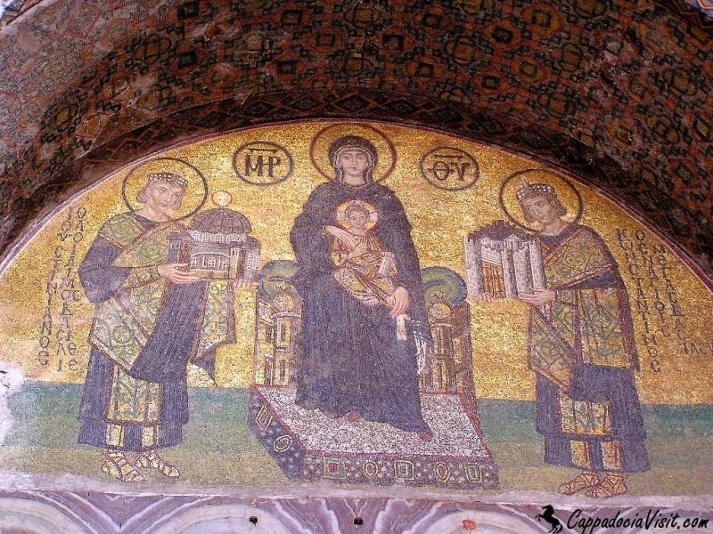 Юстиниан (слева), приносящий в дар Богородице собор Святой Софии и Константин приносящий город Константинополь