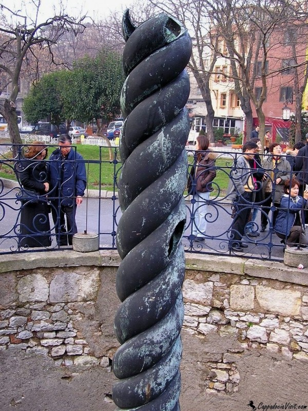 Змеиная колонна - Одна из змеиных голов находится в археологическом музее Стамбула