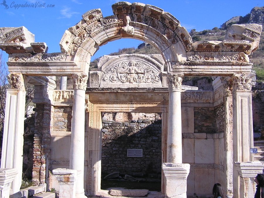 Храм римского императора Адриана