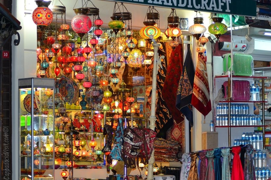 Шопинг в Стамбуле - разноцветные витрины магазинчиков