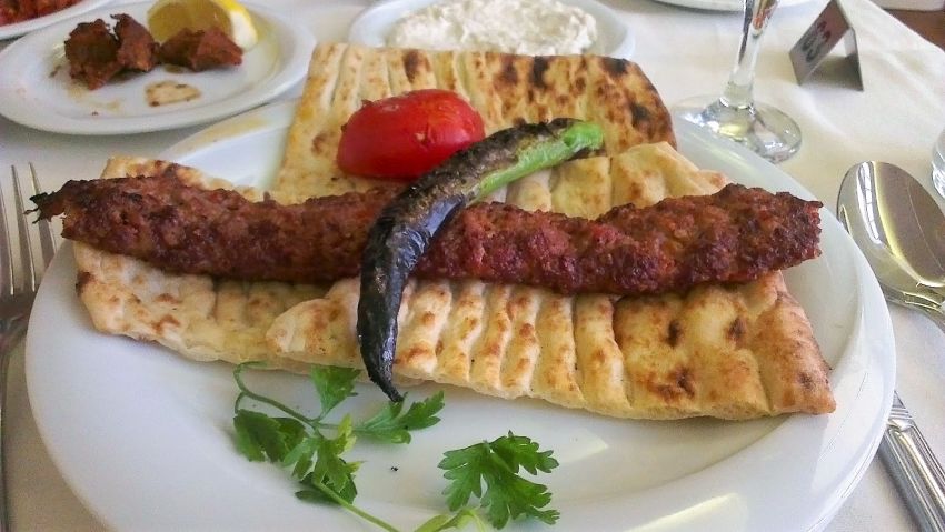 Адана кебаб – одно из главных блюд турецкой кухни