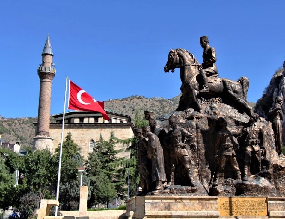 Памятник "Амасья Тамими" и мечеть Гюмюшлю