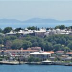 Дворец Топкапы расположен на полуострове который окружают Мраморное море, пролив Босфор и бухта Золотой Рог